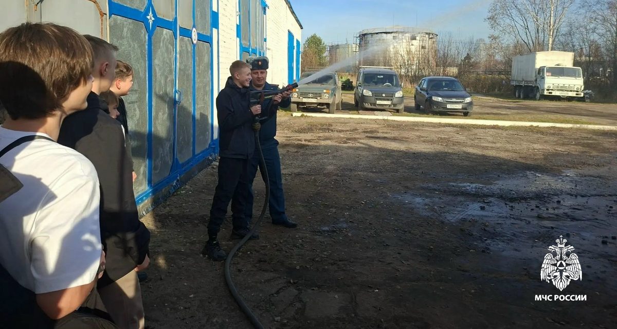 Восьмиклассники из Шарьи залезли в кабину пожарной машины и примерили экипировку огнеборцев