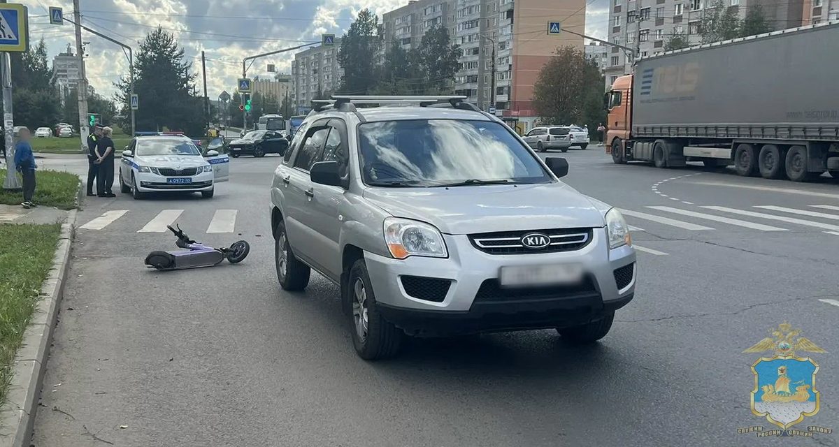 16-летний подросток на самокате пострадал в ДТП с автомобилем, пересекая дорогу на разрешающий сигнал