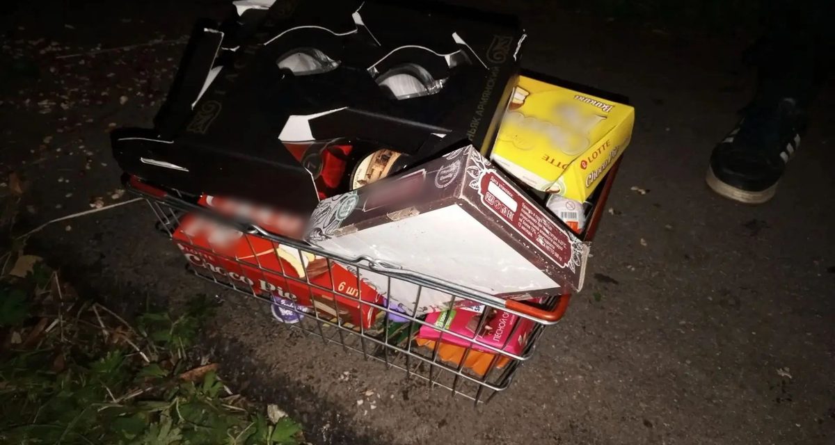 Мужчина пошёл за добавкой без денег и сбежал с корзиной алкоголя и шоколада